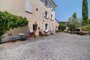 Outdoor dining - Coquelicot Room - Saint-Ferréol Riverside Retreat (Les Brunels)
