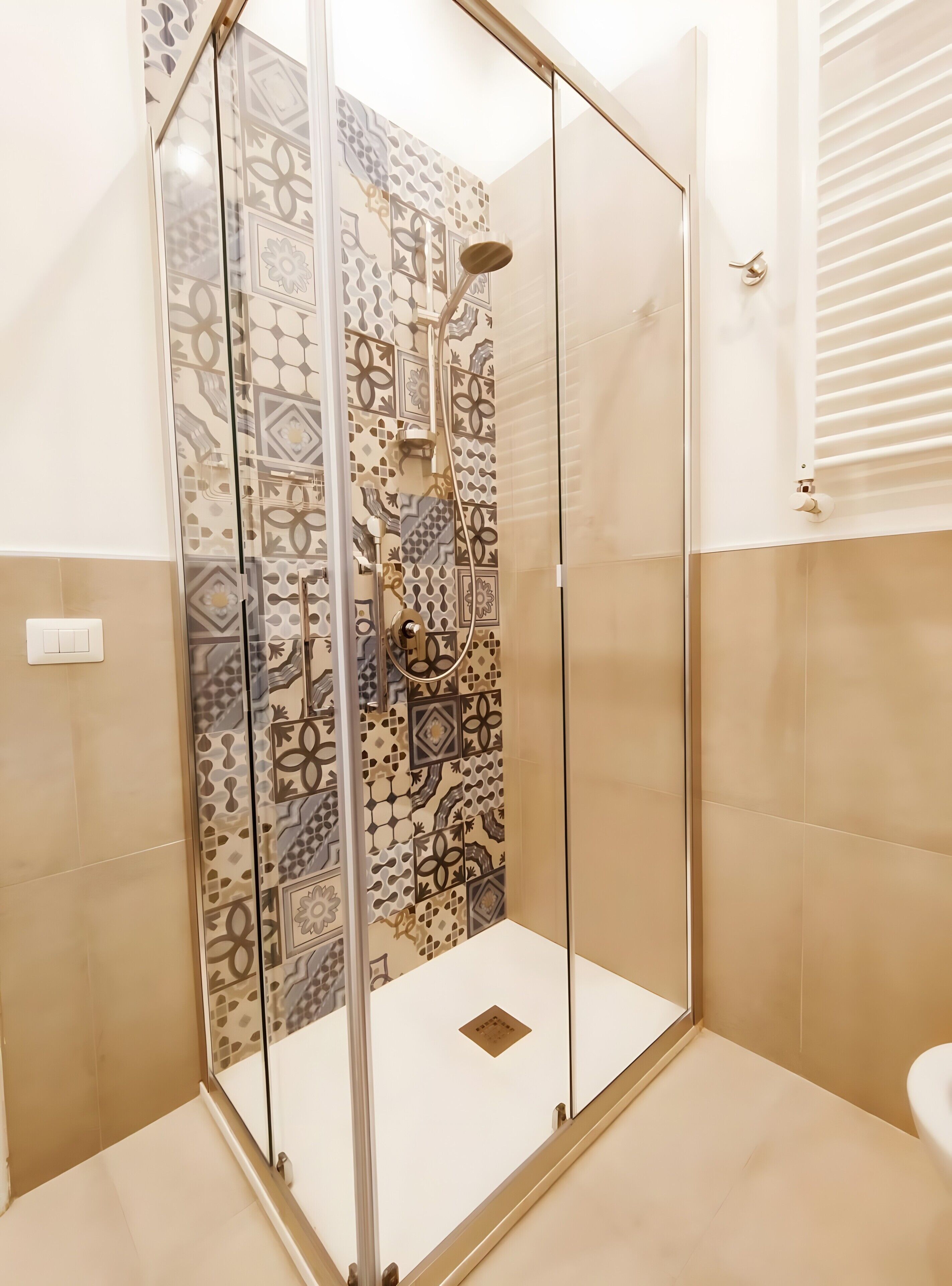Dusche, Haartrockner, Handtücher