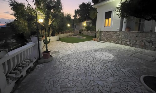 Apartment 'B' with Sea View, Garden, Private Terrace, and Wi-Fi