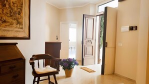 Lobby - Apartment 'B' with Sea View, Garden, Private Terrace, and Wi-Fi (Minturno)