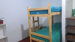 Una cama litera con estructura de madera y colchón azul.