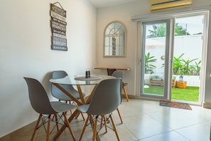 Dining - Charming 4-bedroom townhome with AC, pool, and Wi-Fi in vibrant East Legon (Accra)