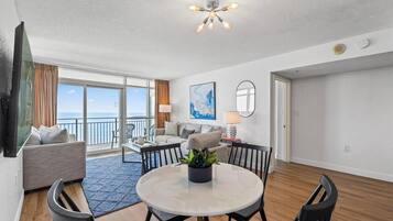 Lägenhet - flera sängar (The Grand Myrtle-BAY VIEW 1503) | Vardagsrum