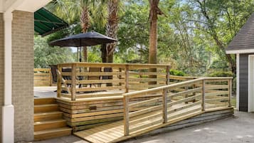 Rumah, Beberapa Tempat Tidur (Palmetto Grove, Walk to Shem Creek, ) | Teras/patio