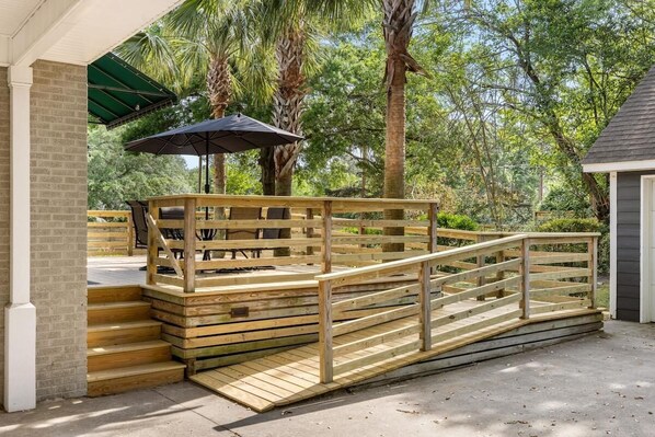 บ้านพัก, หลายเตียง (Palmetto Grove, Walk to Shem Creek, ) | ลานระเบียง/นอกชาน