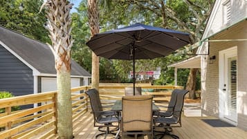 Casa, varias camas (Palmetto Grove, Walk to Shem Creek, ) | Restaurante al aire libre