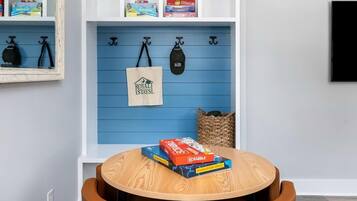 Rumah, Beberapa Tempat Tidur (Palmetto Grove, Walk to Shem Creek, ) | Ruang permainan