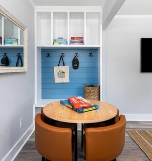 บ้านพัก, หลายเตียง (Palmetto Grove, Walk to Shem Creek, ) | ห้องเกม