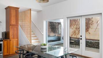 Rumah, Beberapa Tempat Tidur (The Polygon, Park Circle, Pet Friend) | Tempat makan