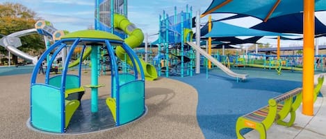 Talo, useita sänkyjä (Happy Stays-In Park Circle-Dtwn-CHS B) | Lasten alue