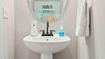 House, Multiple Beds (Boho SoCo- 8 mins to Credit One, 20 ) | Bathroom