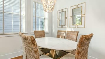 House, Multiple Beds (Shem Creek House- 5 Mins to Dtwn & Be) | Dining
