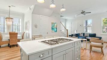 House, Multiple Beds (Shem Creek House- 5 Mins to Dtwn & Be) | Interior