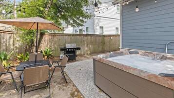 House, Multiple Beds (Shem Creek House- 5 Mins to Dtwn & Be) | Outdoor dining