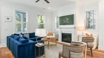 Casa, varias camas (Shem Creek House- 5 Mins to Dtwn & Be) | Zona de estar
