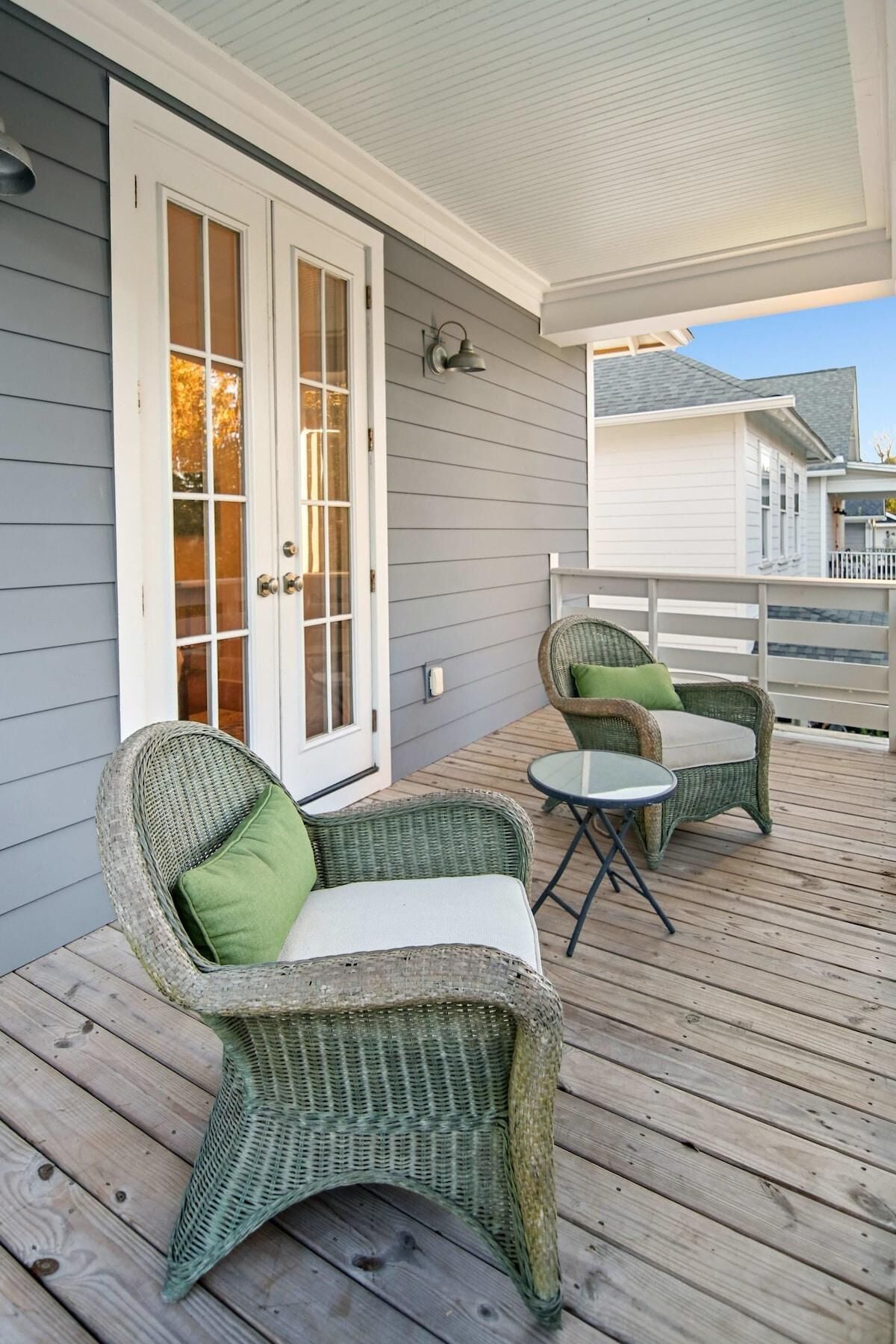独立别墅, 多张床 (Shem Creek House- 5 Mins to Dtwn & Be) | 露台