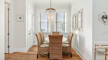 Casa, varias camas (Shem Creek House- 5 Mins to Dtwn & Be) | Restauración