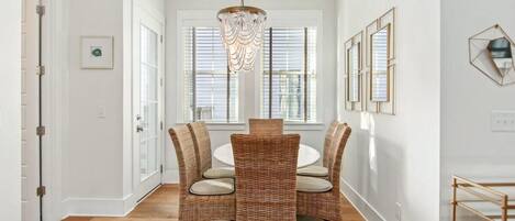 House, Multiple Beds (Shem Creek House- 5 Mins to Dtwn & Be) | Dining
