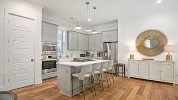 House, Multiple Beds (Shem Creek House- 5 Mins to Dtwn & Be) | Private kitchen