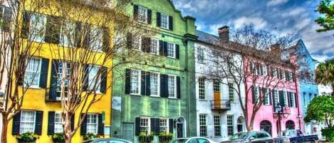 Una hilera de edificios coloridos con una calle al frente.