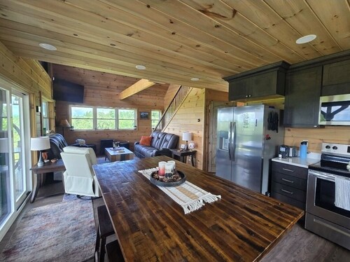 Breeze & Blue Mountain Cabin: SLEEPS 12,New build,Near SUGARLOAF MTN.Has VIEWS.