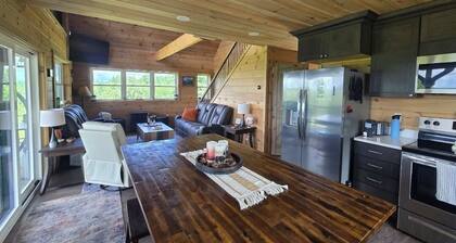 Breeze & Blue Mountain Cabin: SLEEPS 12,New build,Near SUGARLOAF MTN.Has VIEWS.