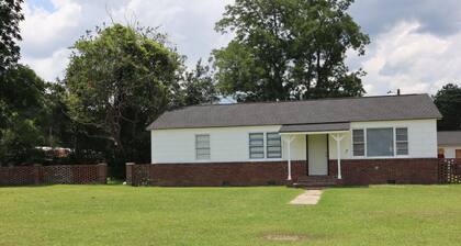 3-bedroom house in peaceful Hampton with Central AC-Cool/Heat