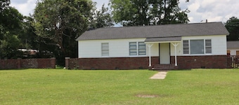 3-bedroom house in peaceful Hampton with Central AC-Cool/Heat