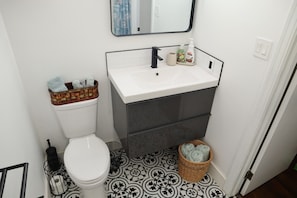 Sèche-cheveux, serviettes fournies, savon, papier toilette