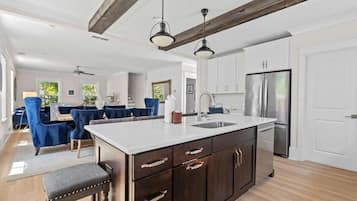 House, Multiple Beds (Mt Pleasant Beach Retreat- Mins to Be) | Interior