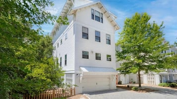 House, Multiple Beds (Mt Pleasant Beach Retreat- Mins to Be) | Exterior
