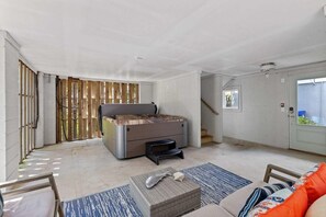 Una habitación pequeña con una cama, una mesita y un sofá.