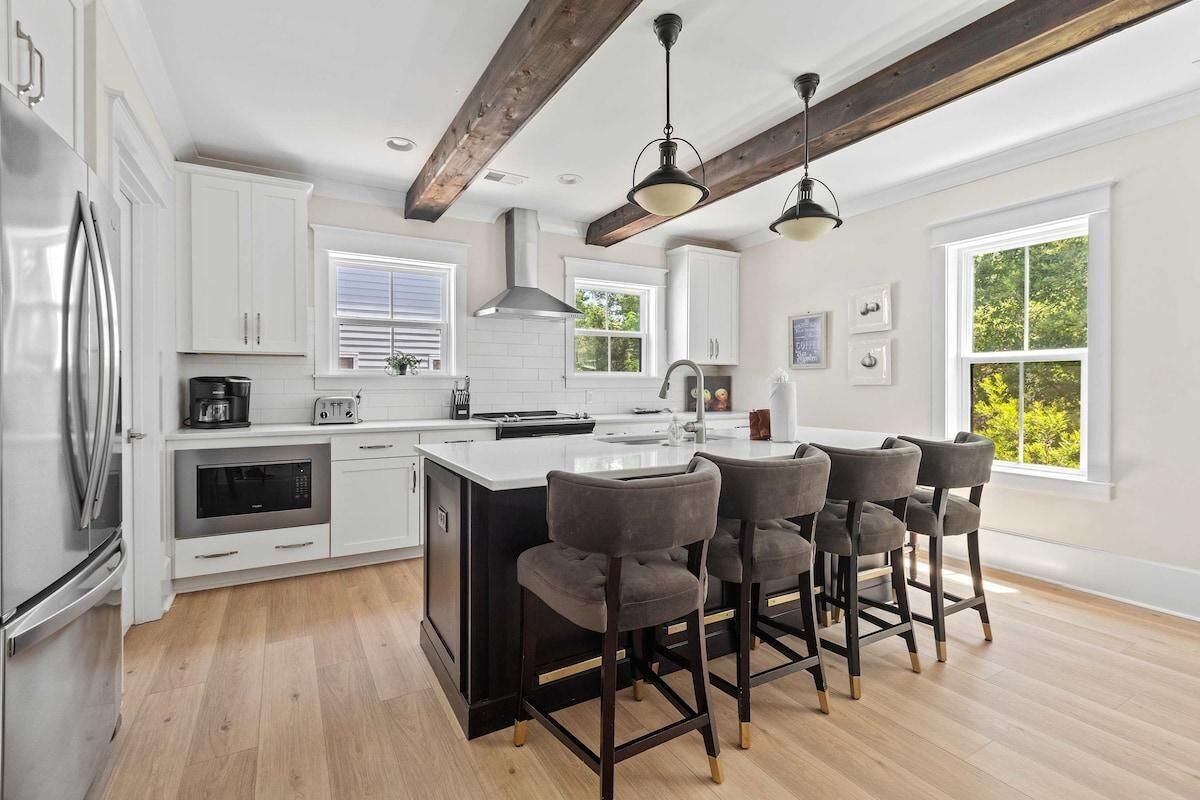 House, Multiple Beds (Mt Pleasant Beach Retreat- Mins to Be) | Private kitchen