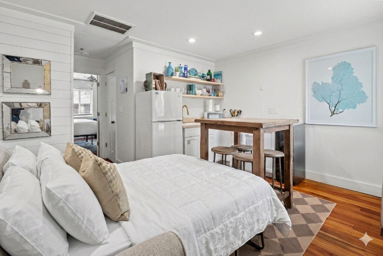 Apartment, 1 Queen Bed with Sofa bed (The Folly Feeling, 1 Block to Beach) | 1 bedroom