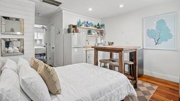 Apartment, 1 Queen Bed with Sofa bed (The Folly Feeling, 1 Block to Beach) | 1 bedroom