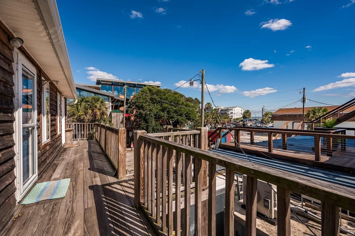 Apartment, 1 Queen Bed with Sofa bed (The Folly Feeling, 1 Block to Beach) | Terrace/patio