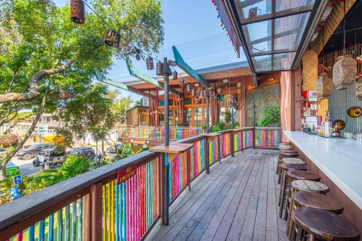 Apartment, 1 Queen Bed with Sofa bed (The Folly Feeling, 1 Block to Beach) | Outdoor dining