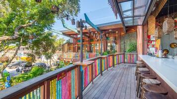 Apartment, 1 Queen Bed with Sofa bed (The Folly Feeling, 1 Block to Beach) | Outdoor dining