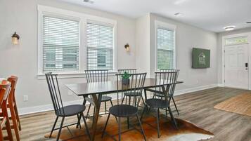 House, Multiple Beds (Penny Lane, Park Circle, 15m dwtn C) | Dining
