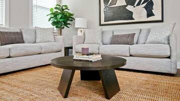 Casa, várias camas (Penny Lane, Park Circle, 15m dwtn C) | Área de estar