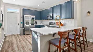 House, Multiple Beds (Penny Lane, Park Circle, 15m dwtn C) | Private kitchen