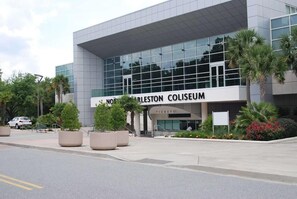Exterior del Coliseum del Condado de Brevard con un diseño moderno, que presenta amplios ventanales y una entrada destacada.