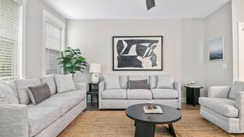 Ferienhaus, Mehrere Betten (Penny Lane, Park Circle, 15m dwtn C) | Wohnbereich