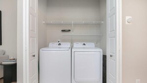 獨棟房屋, 多張床 (Penny Lane,  Park Circle,  15m dwtn C) | 住宿內部