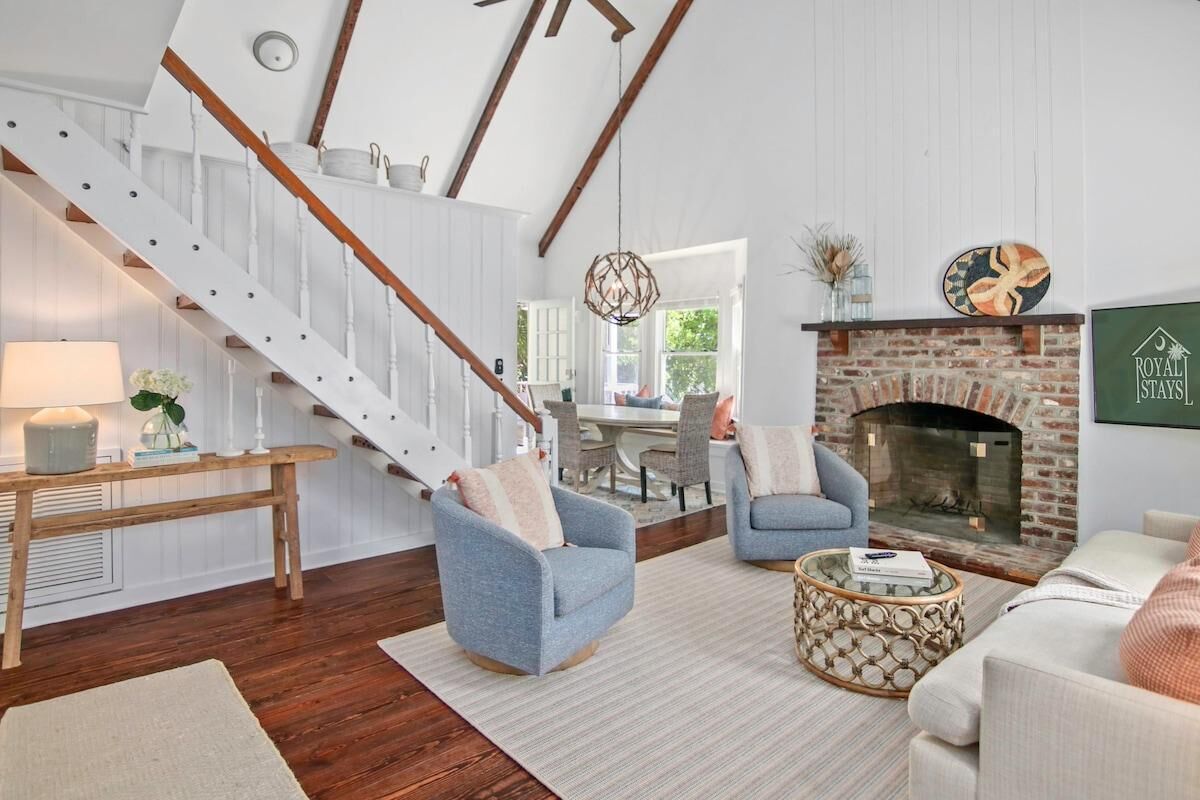 House, Multiple Beds (Sawyer's Landing- Mins to Beach & Dtw) | Living area