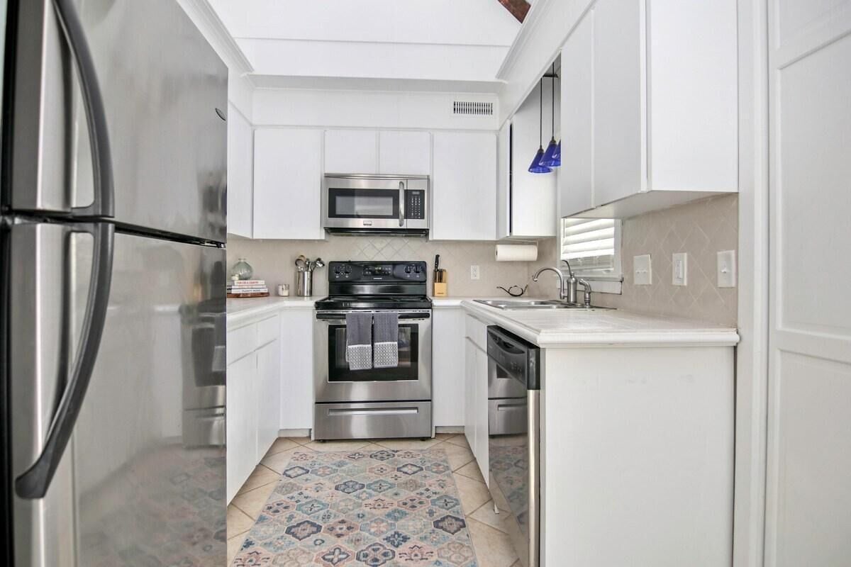 House, Multiple Beds (Sawyer's Landing- Mins to Beach & Dtw) | Private kitchen