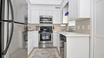 House, Multiple Beds (Sawyer's Landing- Mins to Beach & Dtw) | Private kitchen
