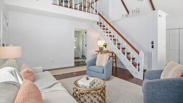 Huis, Meerdere bedden (Sawyer's Landing- Mins to Beach & Dtw) | Woonruimte