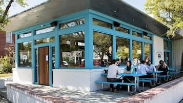 House, Multiple Beds (Sawyer's Landing- Mins to Beach & Dtw) | Outdoor dining