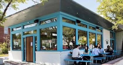 Sawyer's Landing- Mins to Beach & Dtwn